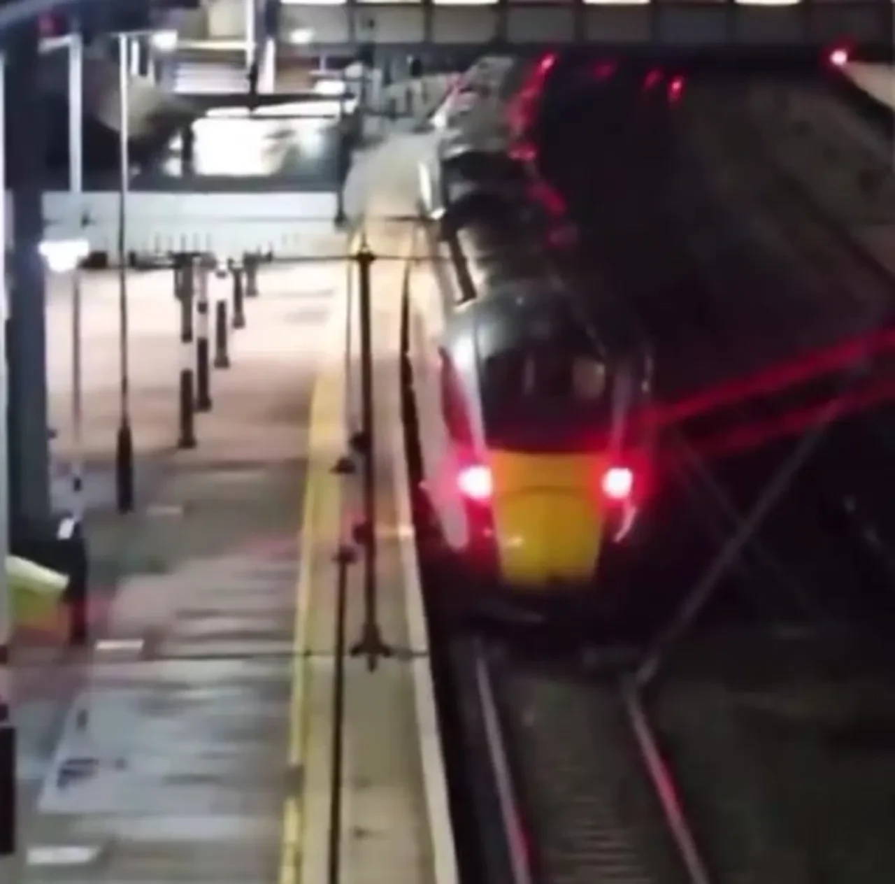 İngiltere'de trende bıçaklı saldırı: Yolcular kanlar içinde kaldı! Yaralılar var