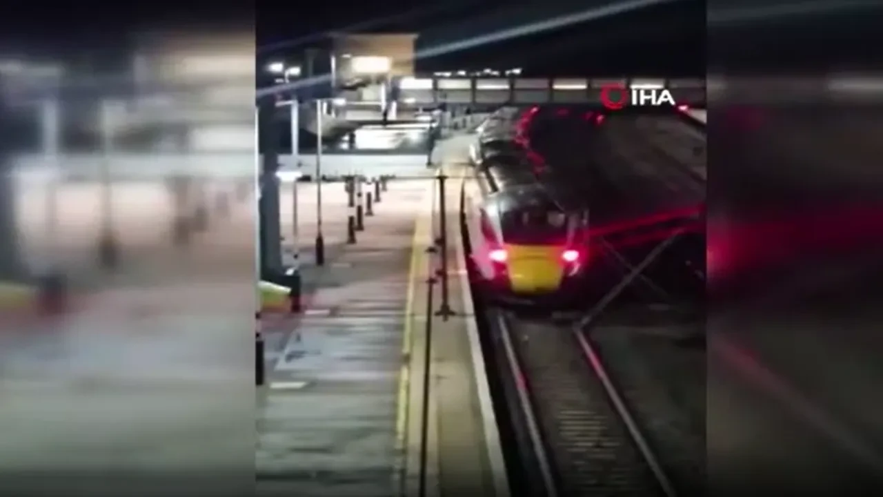 İngiltere'de trende bıçaklı saldırı: Yolcular kanlar içinde kaldı! Yaralılar var