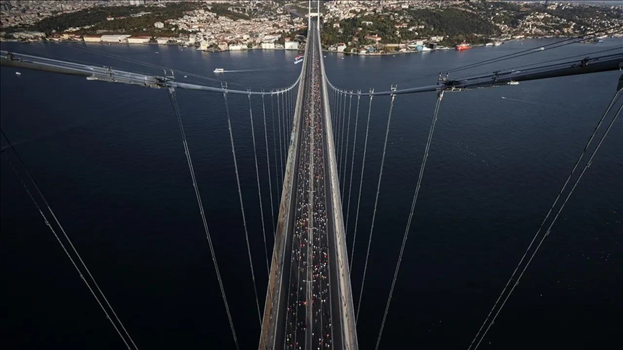 İstanbul Maratonu saat kaçta bitiyor, hangi yollar kapalı 2025? Sabah saatlerinde başladı
