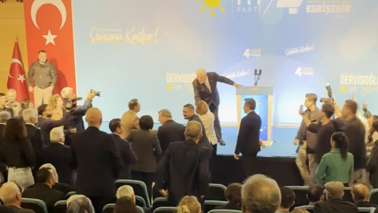 İYİ Parti lideri Müsavat Dervişoğlu'nun esprisi Eskişehir Büyükşehir Belediye Başkanı Ayşe Ünlüce'yi salondan çıkardı