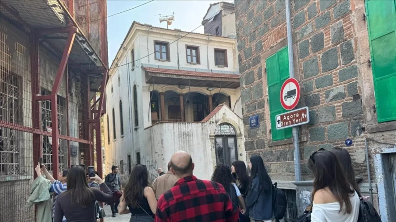 İzmir sokakları yapay zeka ile tabloya dönüştü