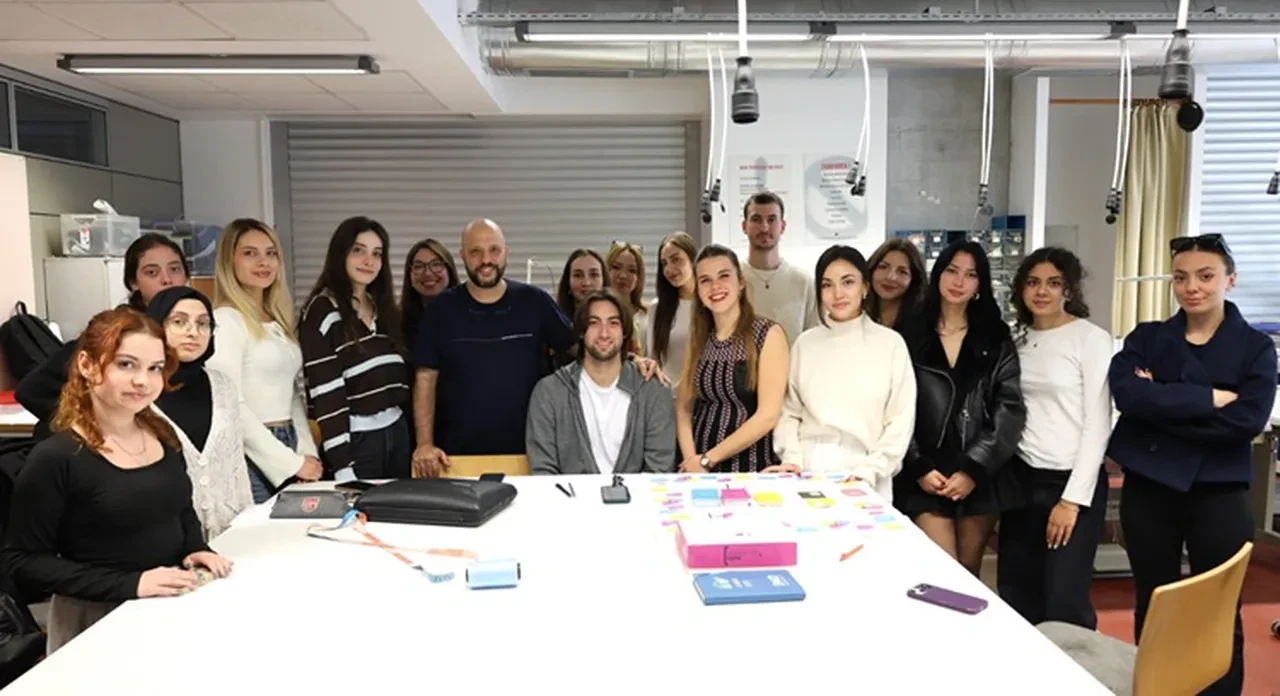 İzmir sokakları yapay zeka ile tabloya dönüştü