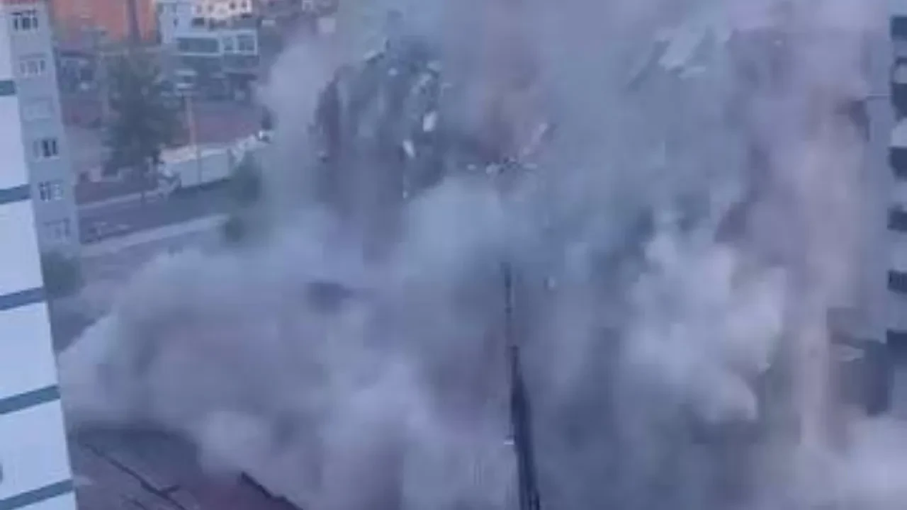 Kepçenin tek dokunuşu yetti! 8 katlı bina bir anda toz bulutuna dönüştü!