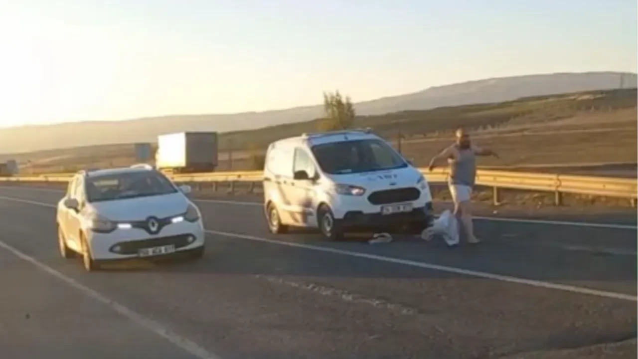 Kırmızı ışıkta şoke eden olay! Kıyafetlerini çıkarıp arabaların üstüne yattı