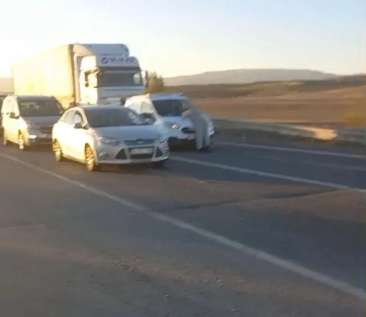 Kırmızı ışıkta şoke eden olay! Kıyafetlerini çıkarıp arabaların üstüne yattı