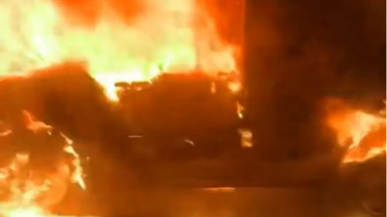 Küçükçekmece’de seyir halindeki ticari araç alev alev yandı!