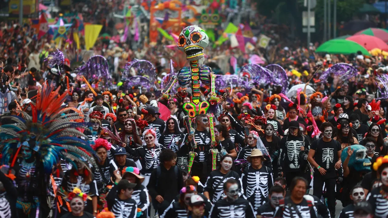 Meksika'da bir garip tören! Ölüler için sokaklara döküldüler