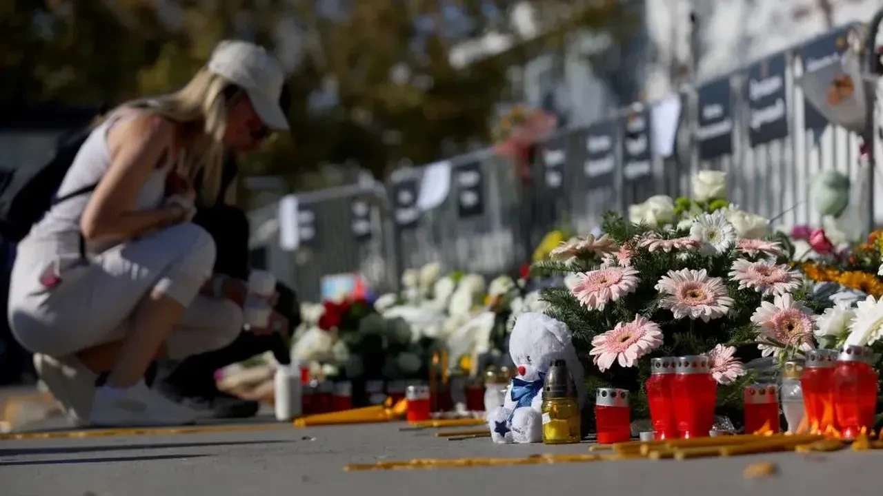 Novi Sad faciası yıldönümünde Sırbistan ayakta: On binler Vuçiç’e “istifa” diye haykırdı