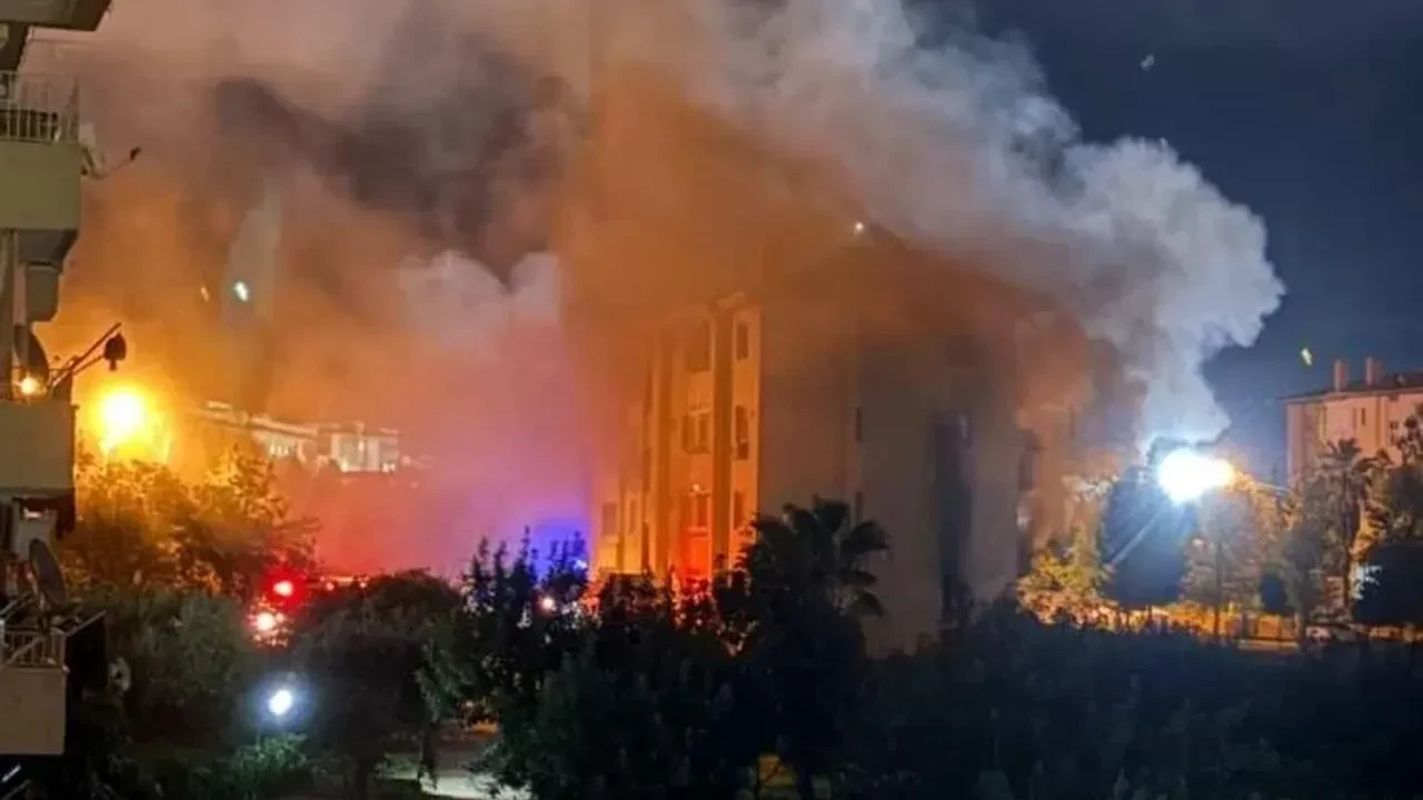 Osmaniye Kadirli’de bir binanın ikinci katında çıkan yangın paniğe neden oldu