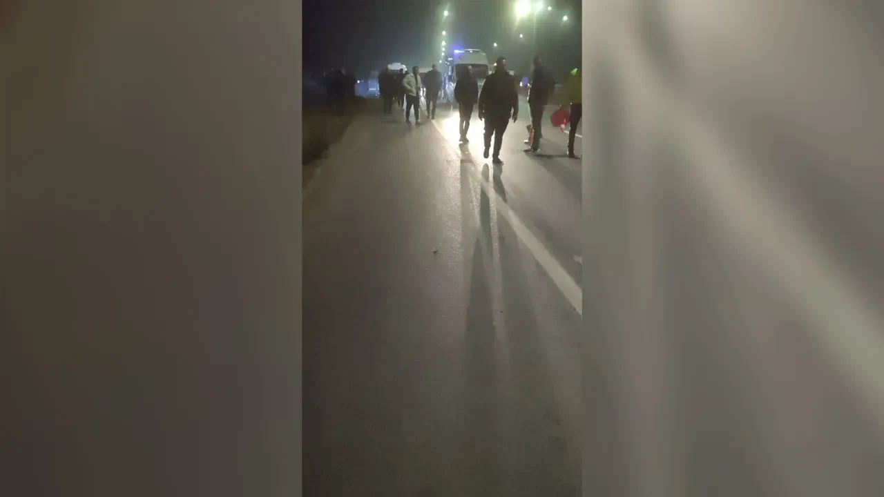 Otomobil ile motosiklet çarpıştı: 1’i ağır 2 yaralı