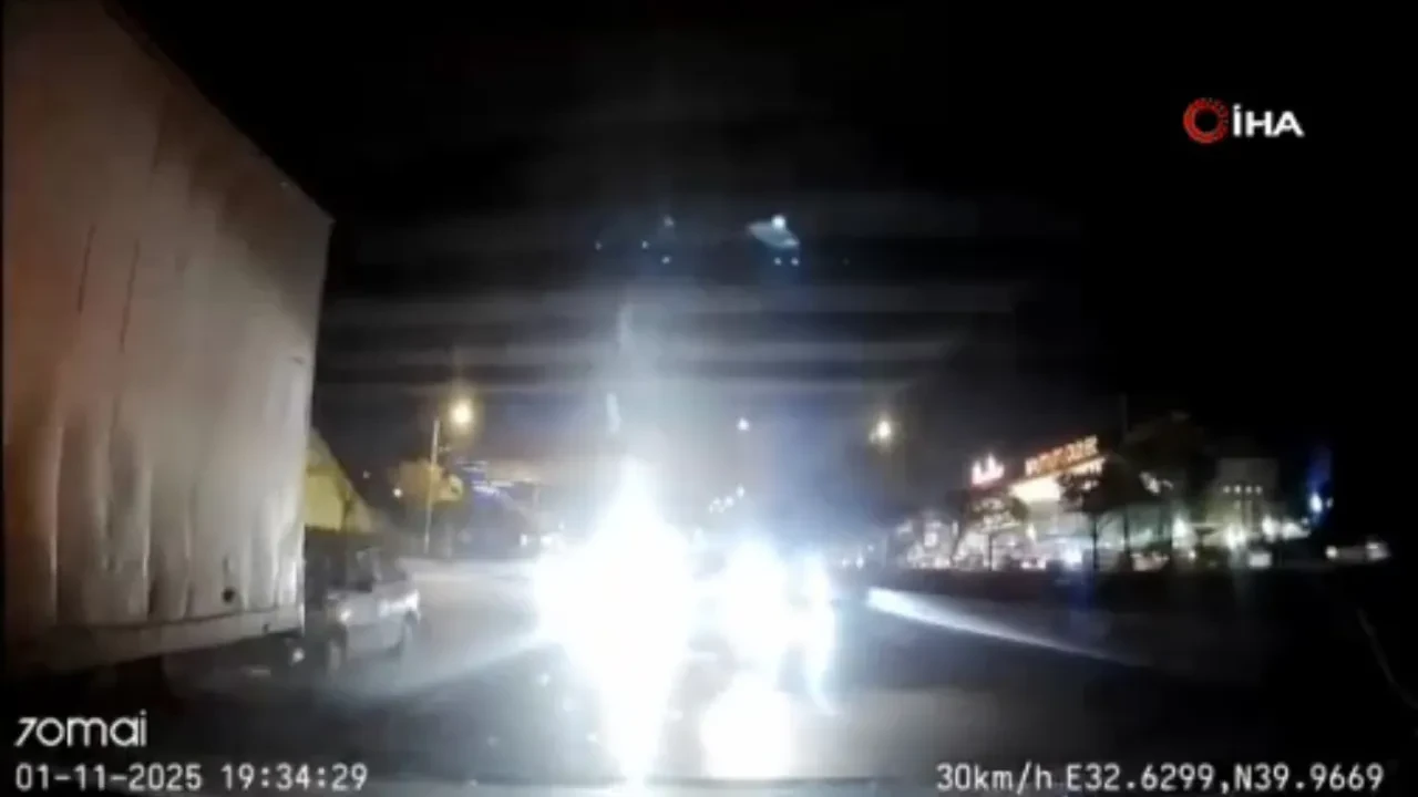 Sincan’da kamyonet üst geçide takıldı, arkadan gelen otomobil kamyona çarptı