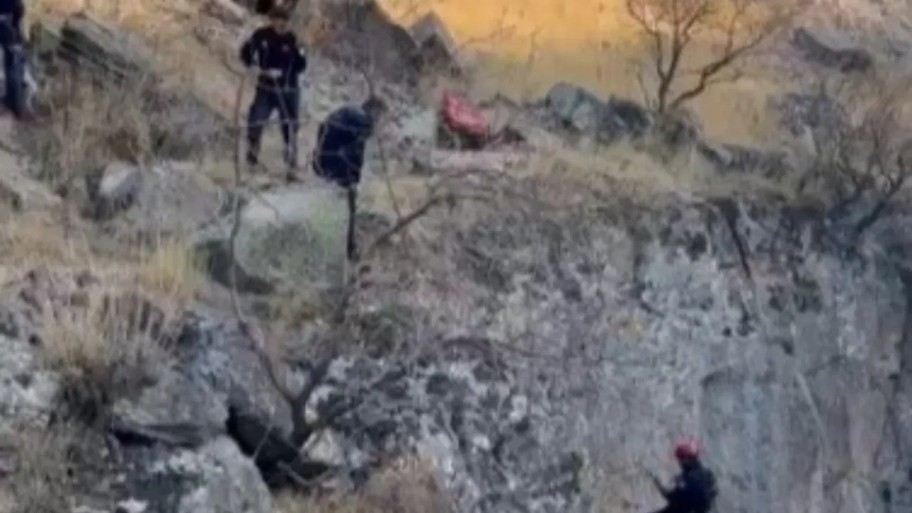 Uçurumda mahsur kalan keçi kurtarıldı