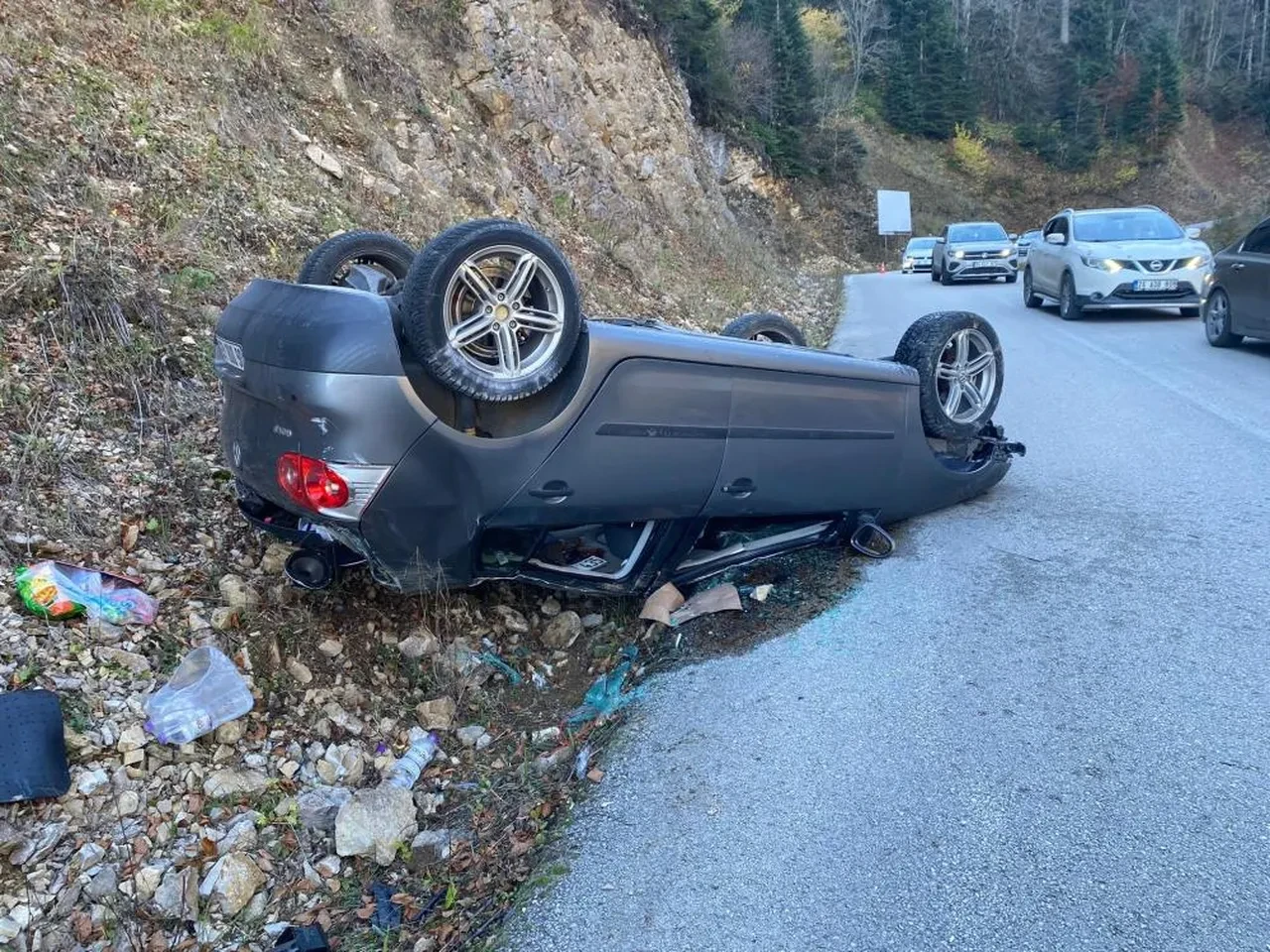 Yedigöller'de gizli buzlanma otomobil takla attı: 2 yaralı