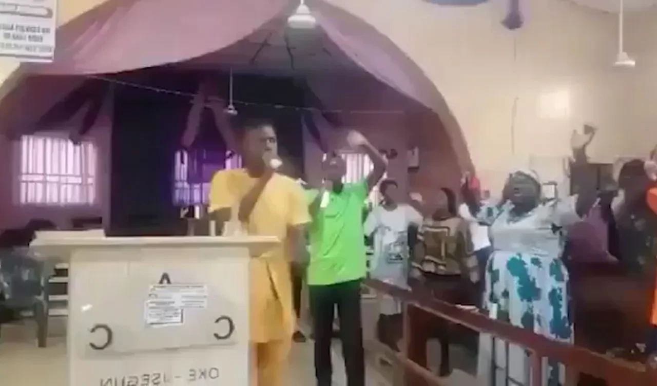 Canlı yayında kiliseye silahlı saldırı: Öldürdüler, kaçırdılar, soydular!