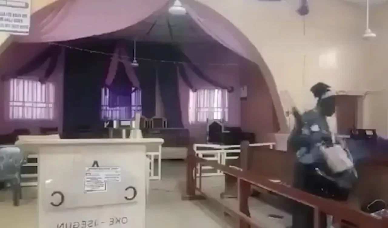 Canlı yayında kiliseye silahlı saldırı: Öldürdüler, kaçırdılar, soydular!