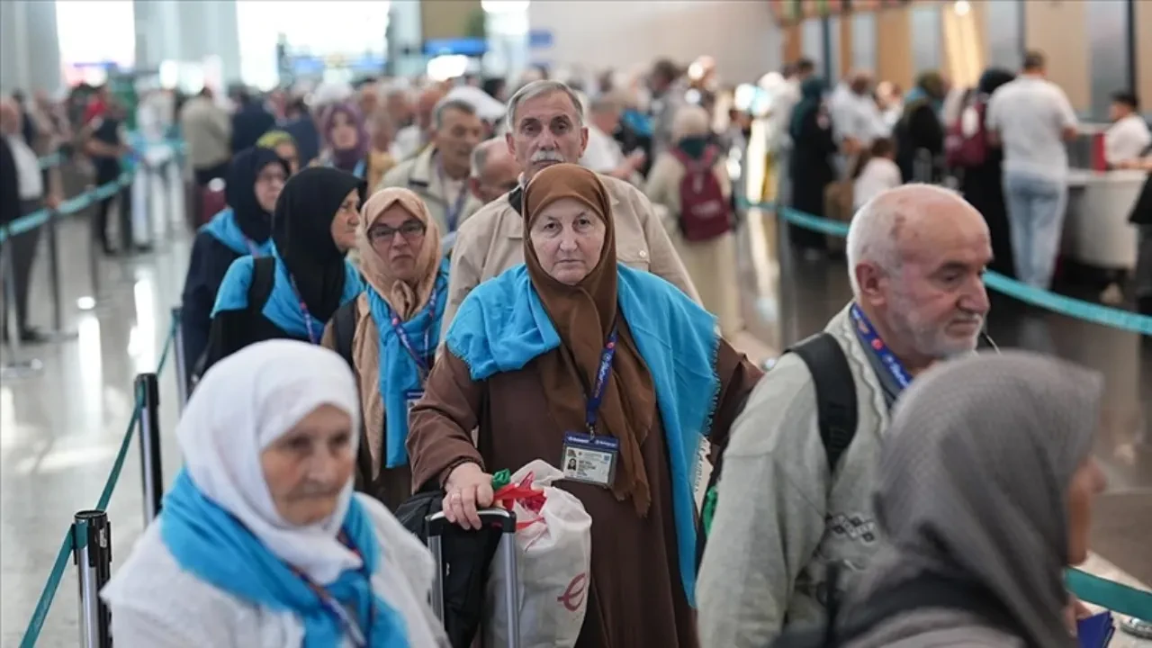 Diyanet'ten hacı adaylarına pasaport uyarısı! Bu tarihe kadar geçerli olması gerekiyor 