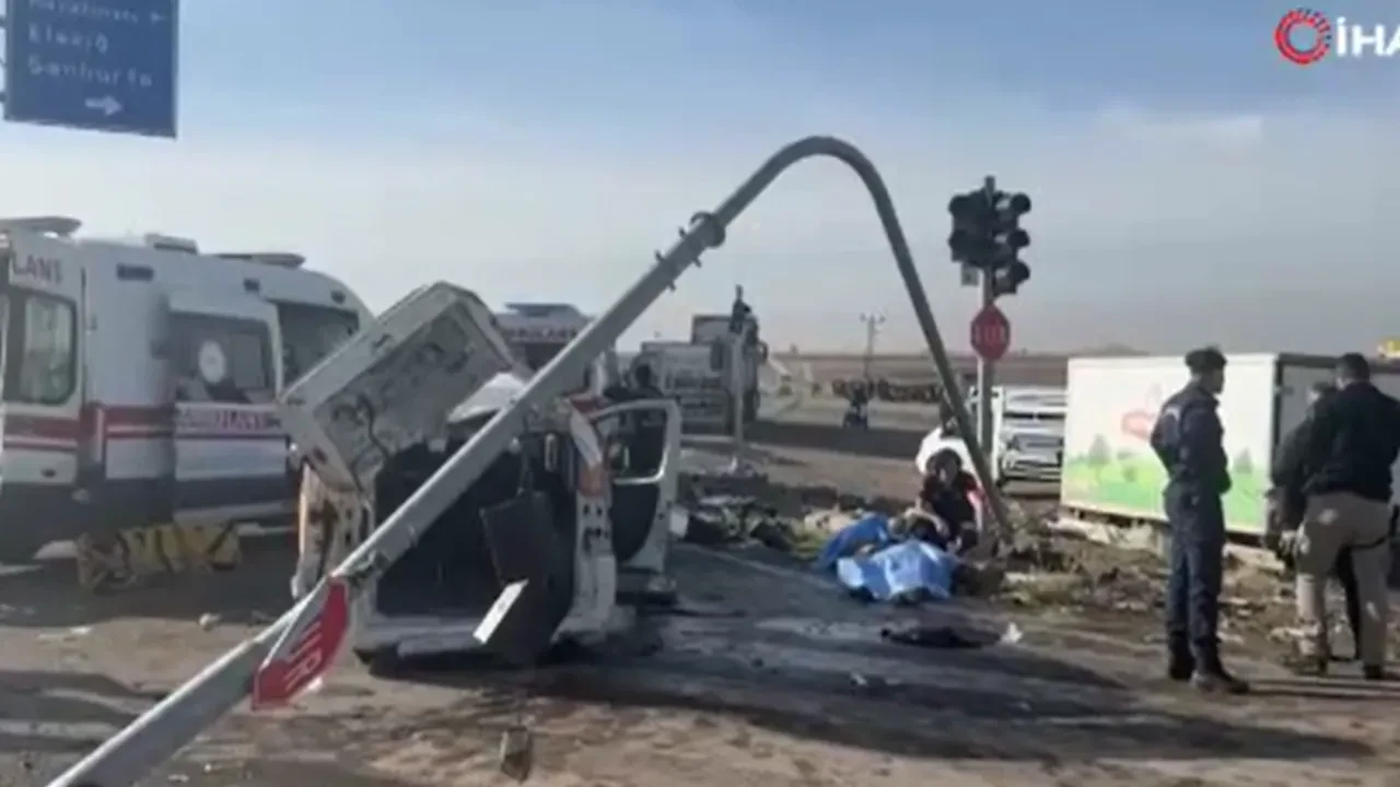 Diyarbakır'da feci kaza: 2 ölü, 3 yaralı 