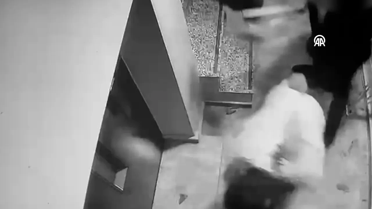 Eşini oğlunun arkadaşıyla bastı! Otel odası kan gölüne döndü: Dehşet anları kamerada 