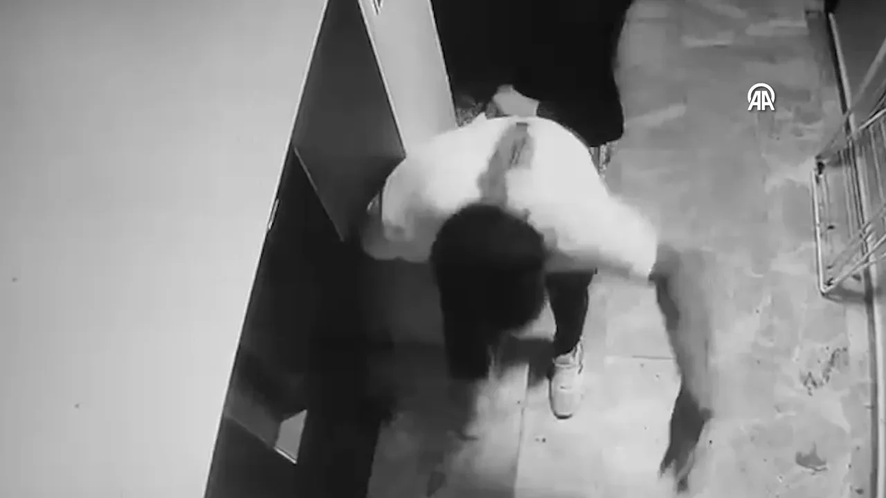 Eşini oğlunun arkadaşıyla bastı! Otel odası kan gölüne döndü: Dehşet anları kamerada 