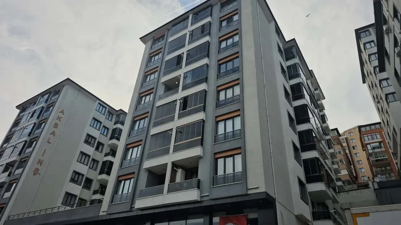 Gazeteci Aykut Küçükkaya'nın annesi 4'üncü kattan belediye başkanının arabasının üstüne düştü!