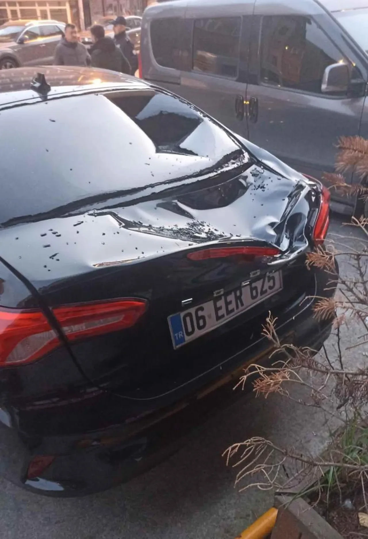 Gazeteci Aykut Küçükkaya'nın annesi 4'üncü kattan belediye başkanının arabasının üstüne düştü!