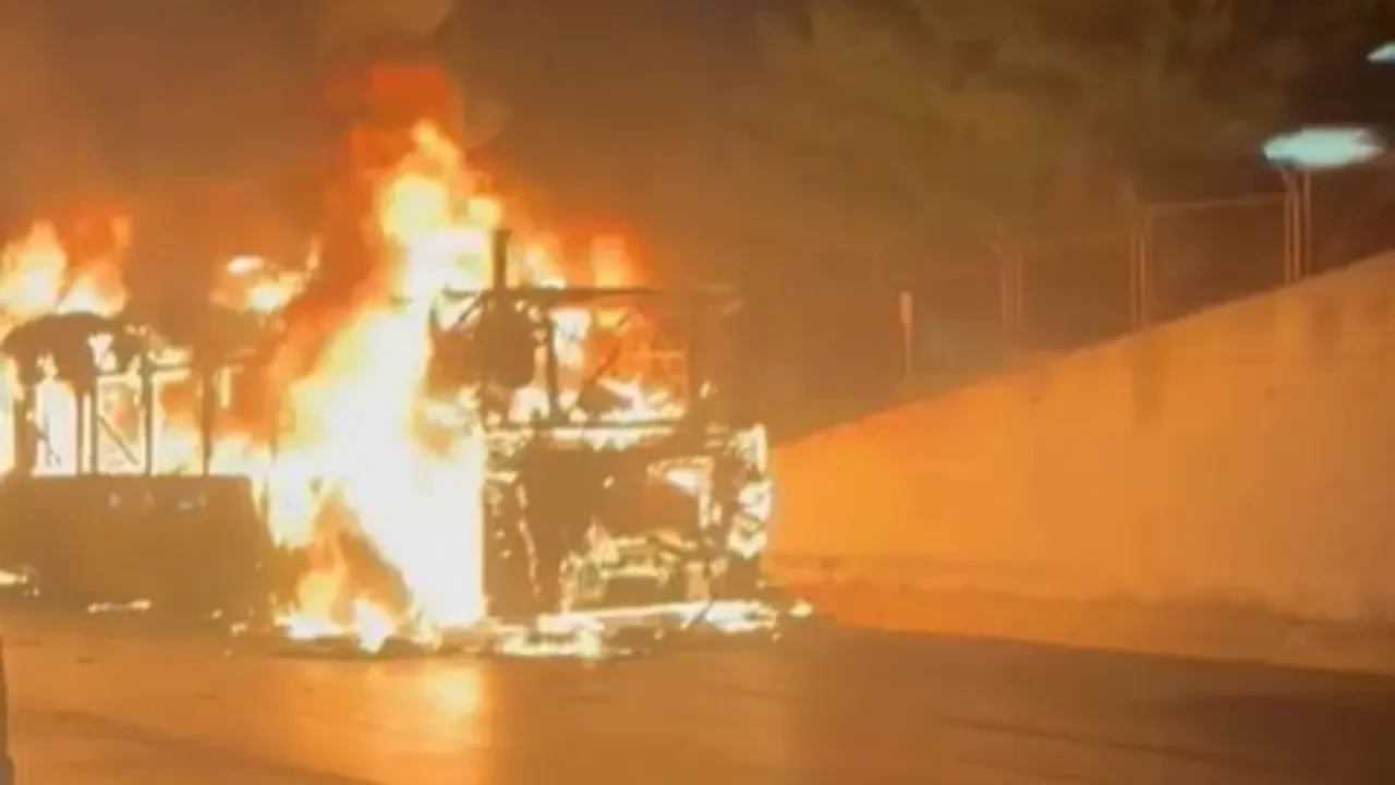 İETT otobüsü alev topuna döndü! O anlar kamerada