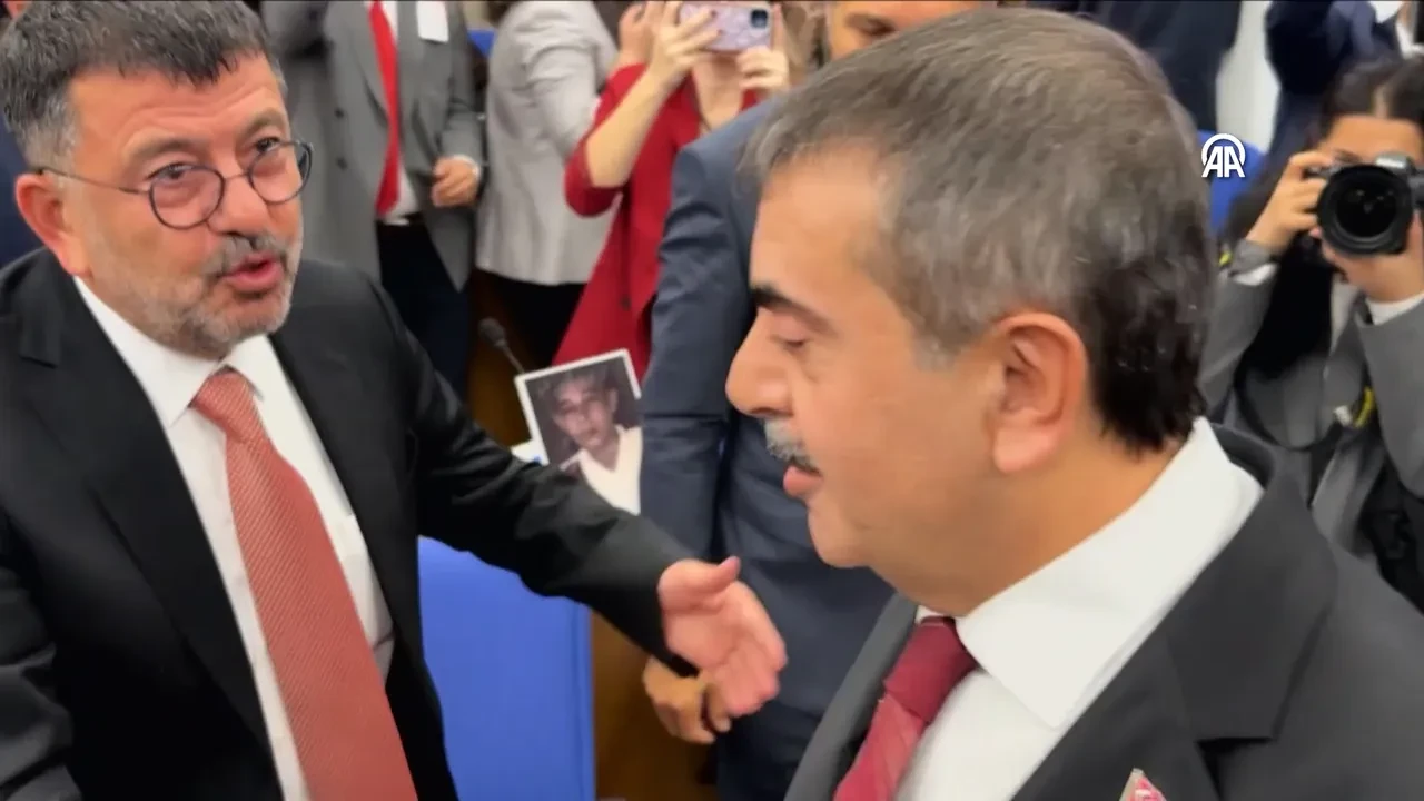 Komisyonda gergin anlar! Bakan Yusuf Tekin CHP'li Ağbaba'ya 'sıfır' verdi