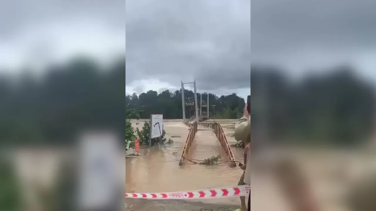 Vietnam kabusu yaşıyor! Sel asma köprüyü yıktı