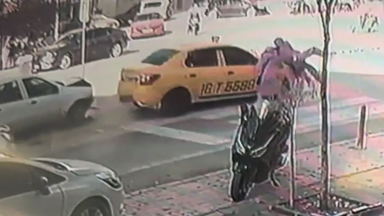 Yaya geçidinde anne ve bebeğe otomobil böyle çarptı!