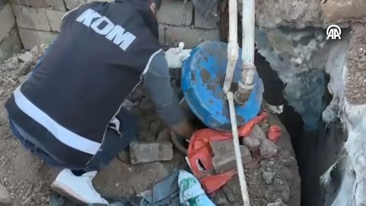 Yer altında gömülü ele geçirildi! Binlerce litresi kaçak motorin operasyonu