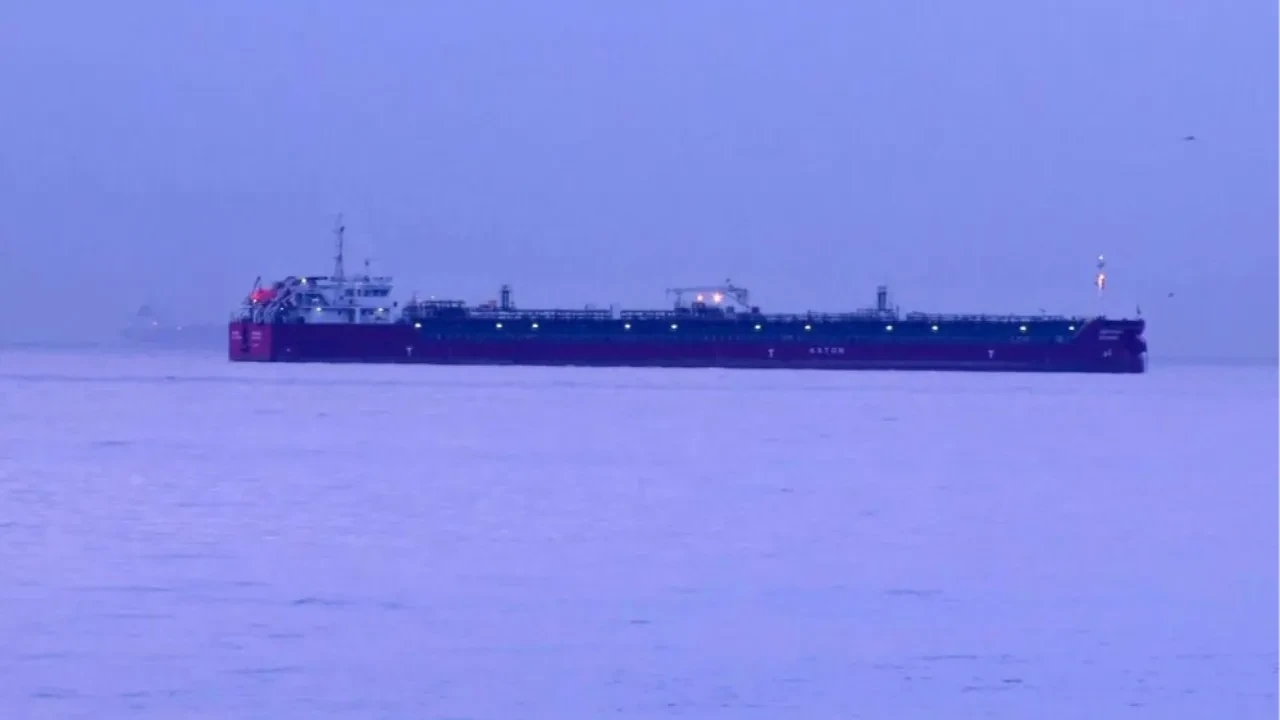 Zehirlenme yaşanan tanker Kartal açıklarına demirledi