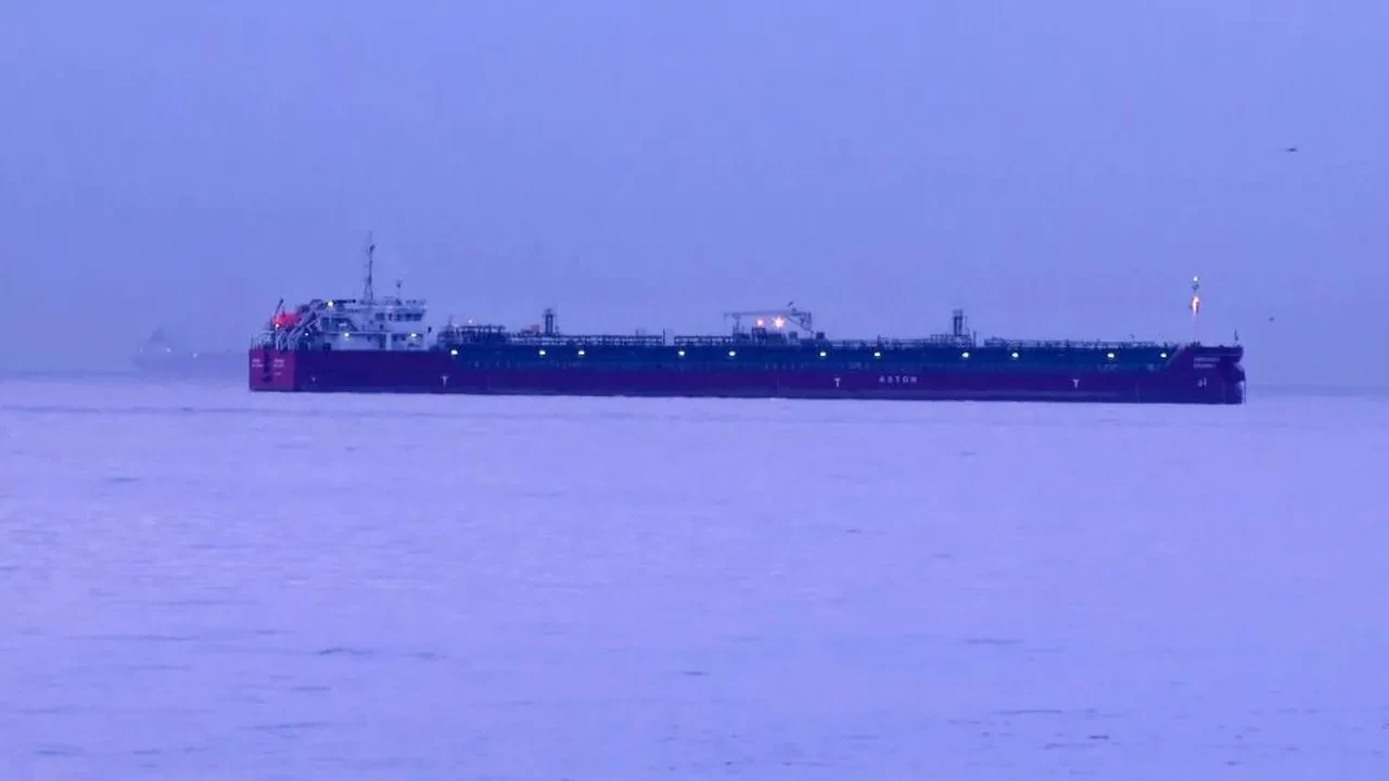 Zehirlenme yaşanan tanker Kartal açıklarına demirledi