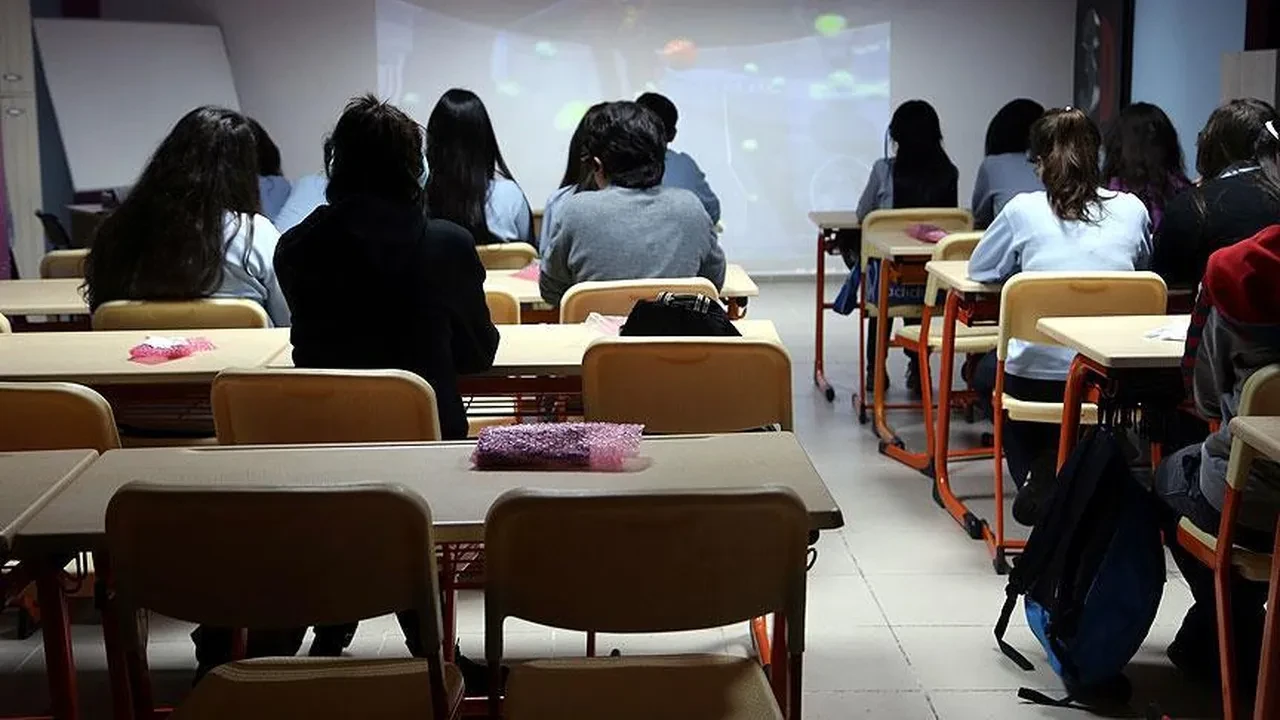 24 Kasım pazartesi okullar tatil mi?