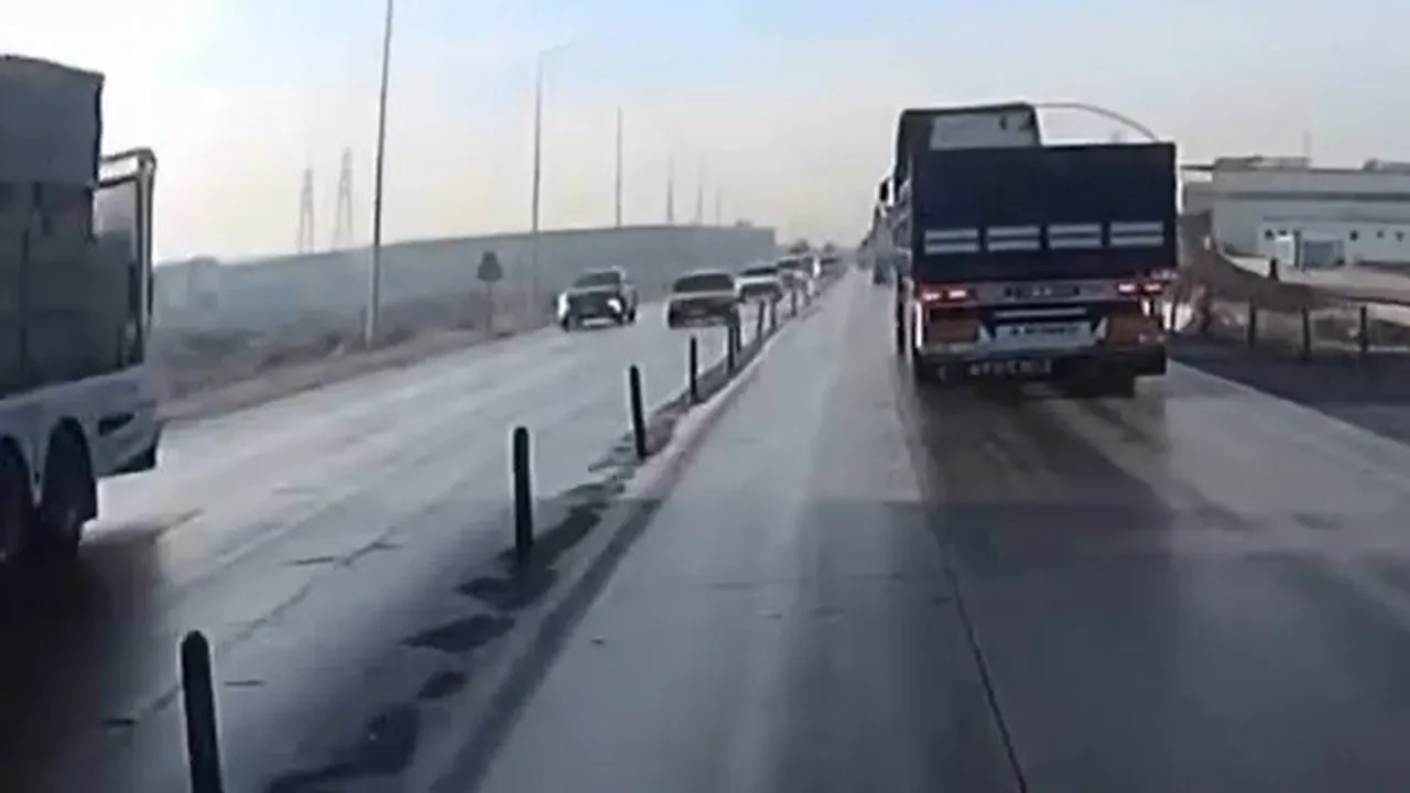 Araç sollamak isterken tıra çarptı! Feci kaza kamerada