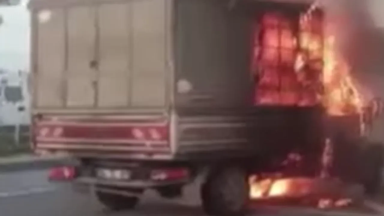 Büyükçekmece E-5'te kamyonet alev alev yandı!