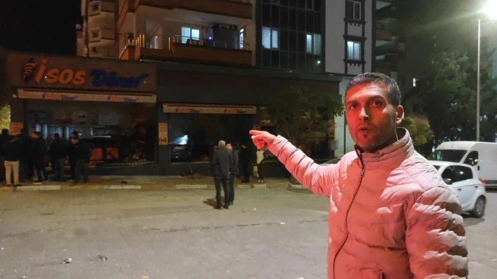 Şanlıurfa'da otomobil dükkana daldı: Yeni açılan dönerci harabeye döndü