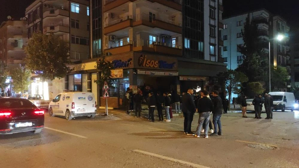 Şanlıurfa'da otomobil dükkana daldı: Yeni açılan dönerci harabeye döndü