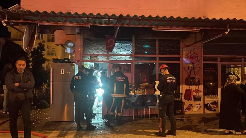 Alanya’da beyaz eşya tamir dükkanında çıkan yangın paniğe neden oldu