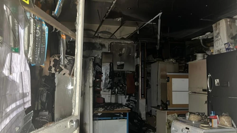 Alanya’da beyaz eşya tamir dükkanında çıkan yangın paniğe neden oldu