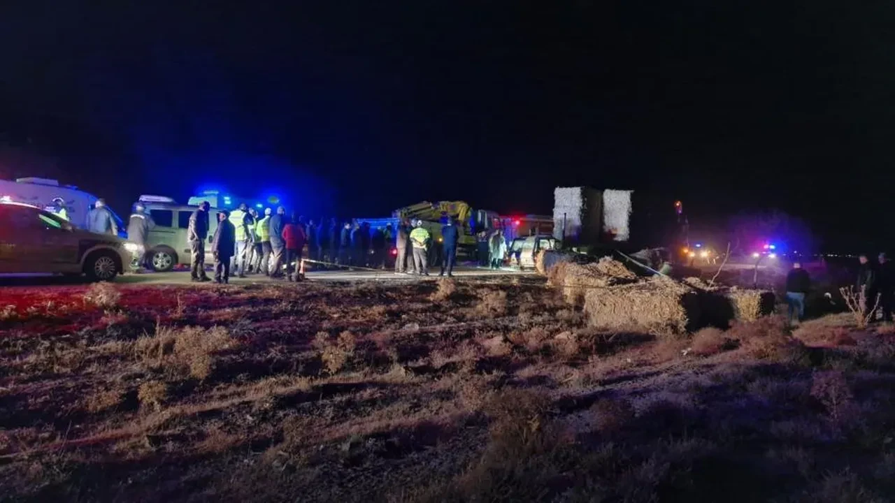 Karaman'da otomobil tıra ok gibi saplandı: Bir aile yok oldu!