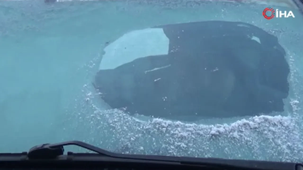 Kars eksi 13’ü gördü: Araç camları buz tuttu