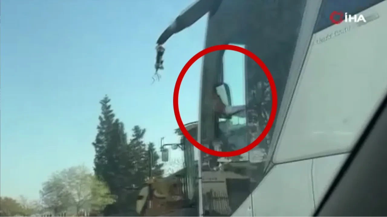 Kırılan aynayı eliyle tutup yolculuğa devam etti: Şoke eden anlar kamerada 