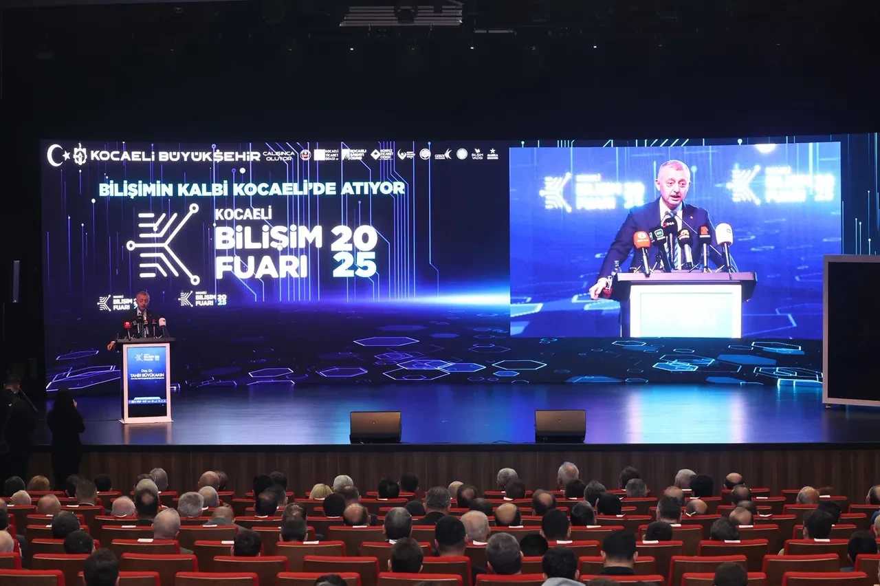 Kocaeli Bilişim Fuarı'na muhteşem açılış; Başkan Büyükakın'dan gençlere önemli çağrı