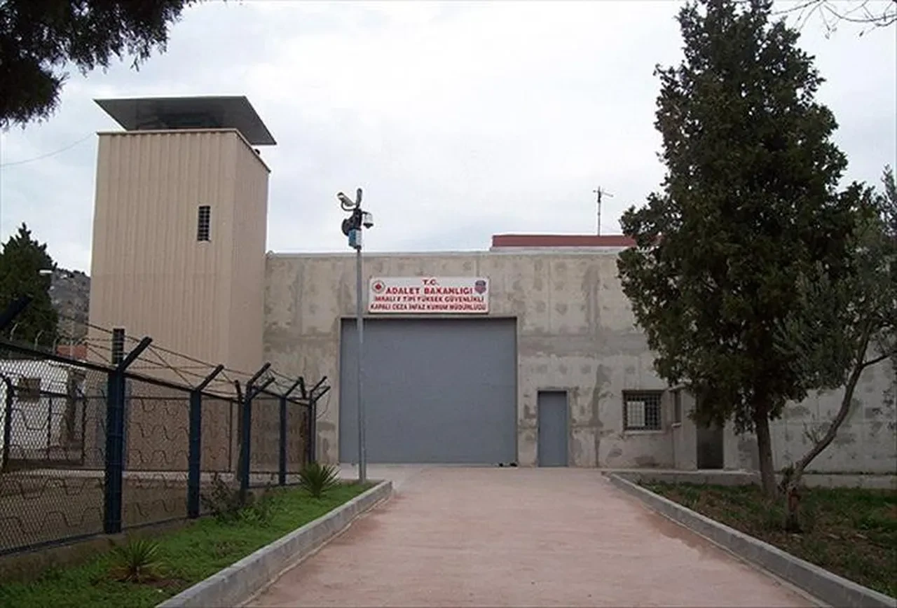 Komisyonun İmralı'ya gitme kararına millet ne diyor? Cem Küçük: Sokağa çıkıp bir şey yapmazlar ama...