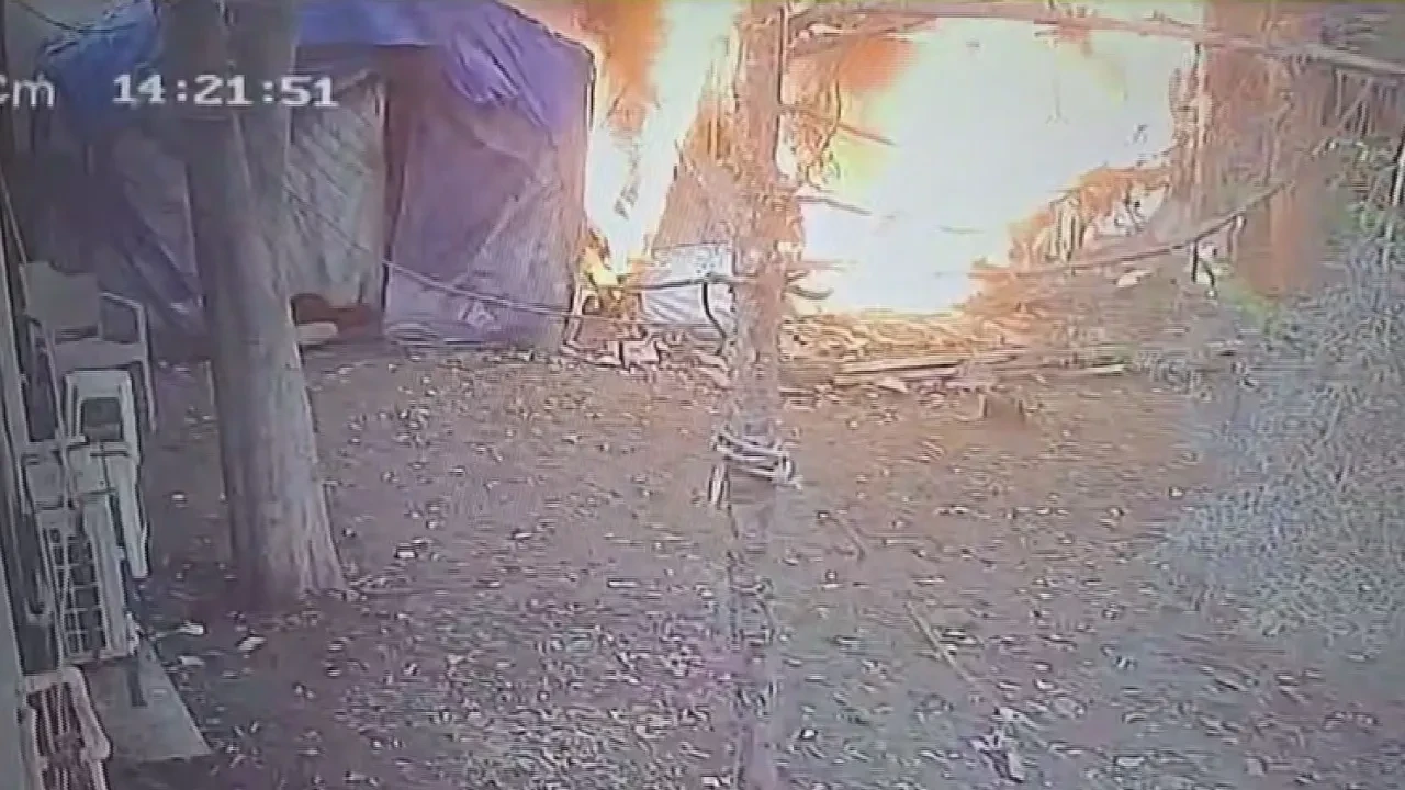 Madde bağımlısı, arkadaşına kızdı ortalığı ateşe verdi! O anlar kamerada