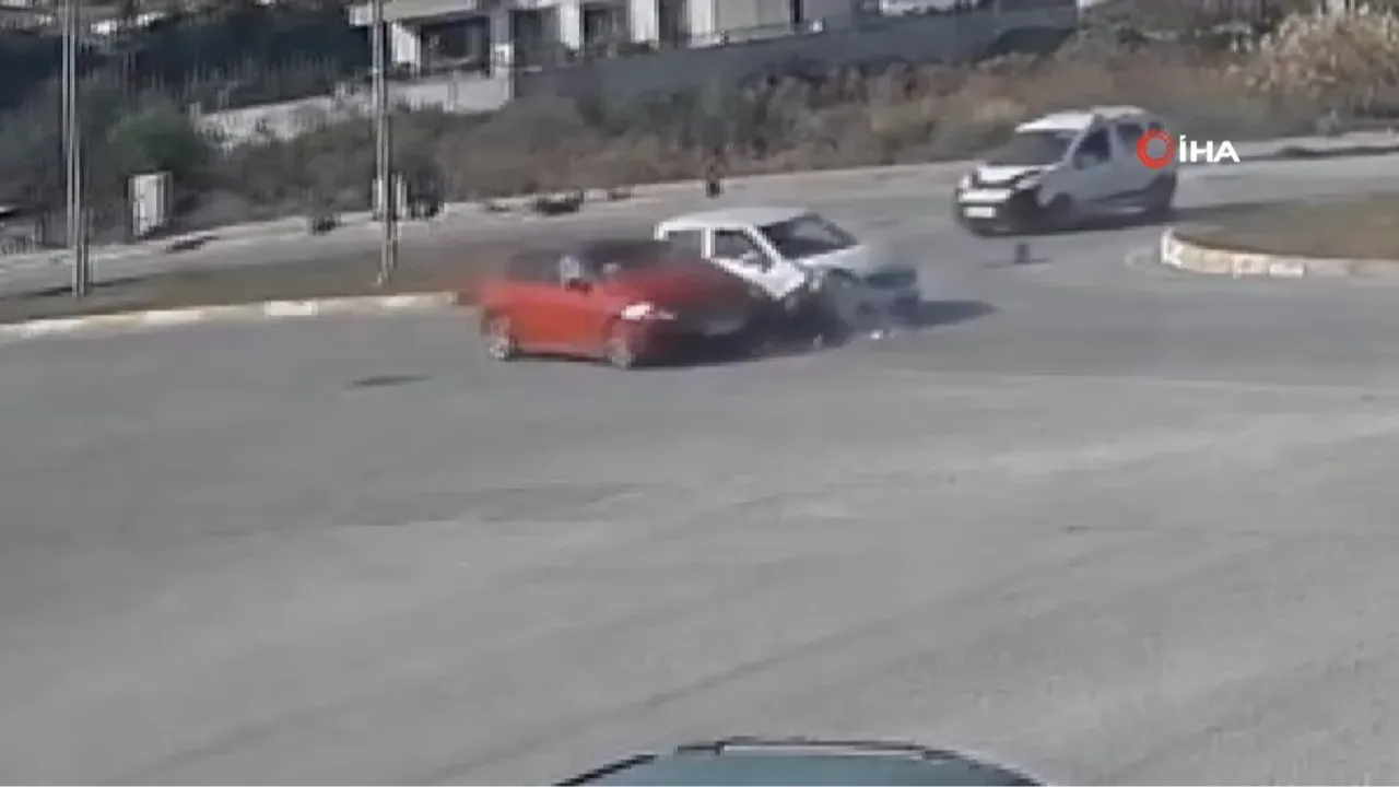 Manavgat'ta iki otomobilin kavşakta çarpışması kamerada!