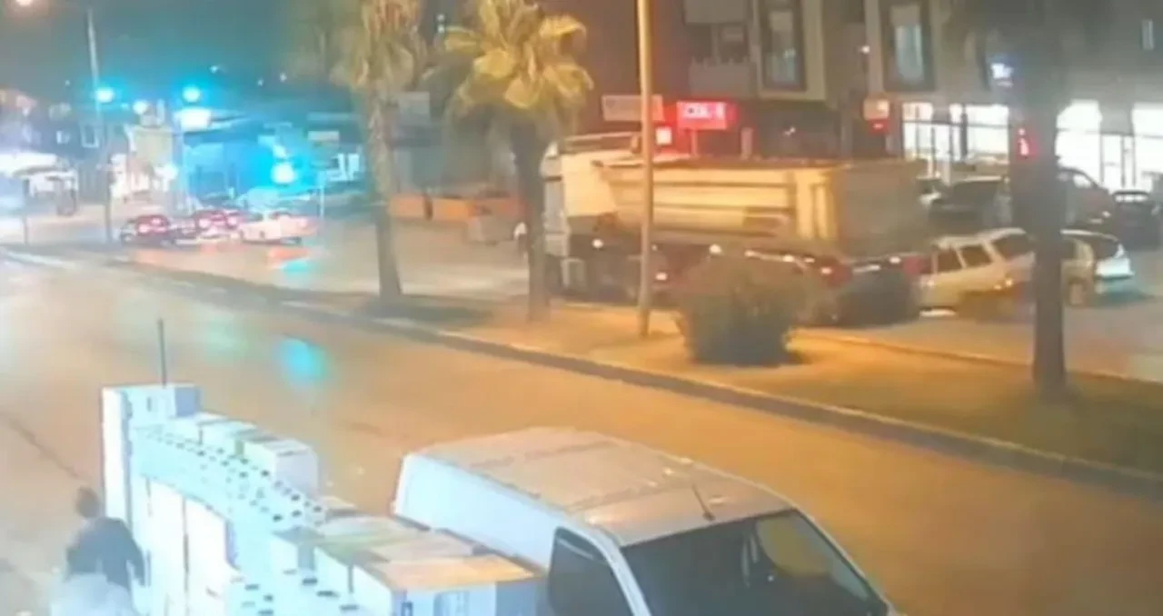  Otomobil tıra arkadan çarptı: Yarısı bir anda yok oldu! Feci kaza saniye saniye kamerada