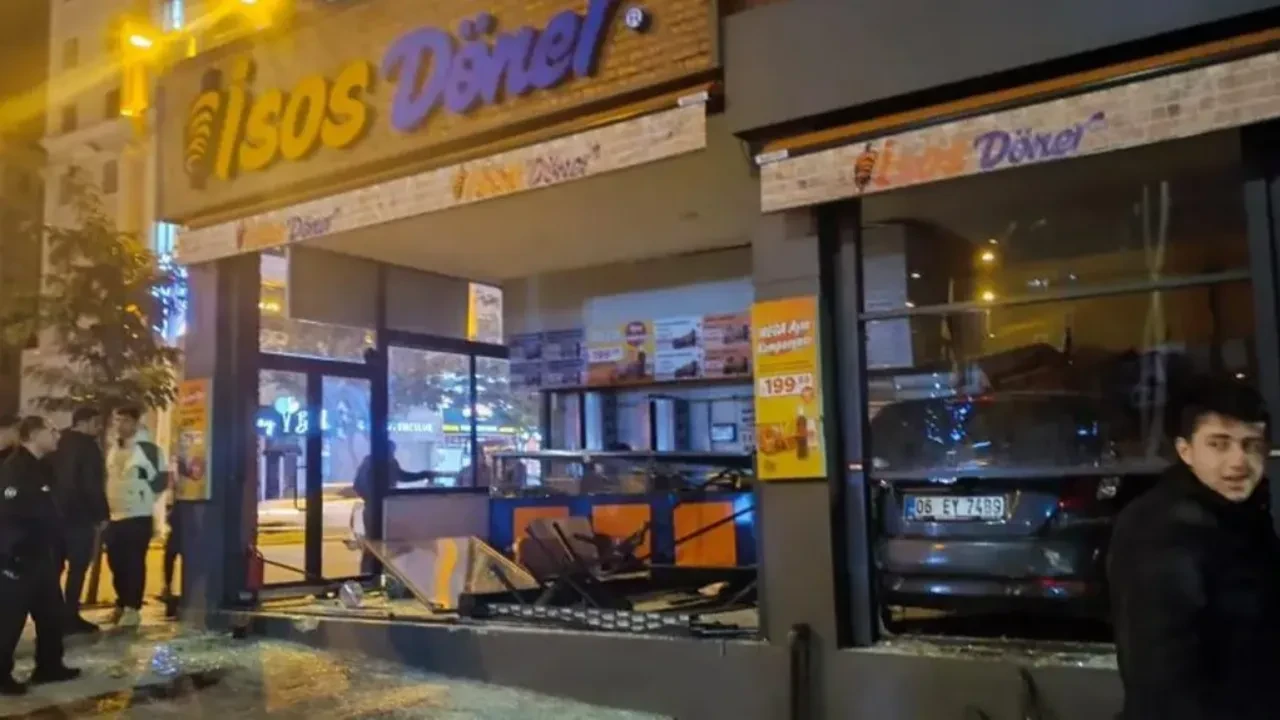 Şanlıurfa'da otomobil dükkana daldı: Yeni açılan dönerci harabeye döndü