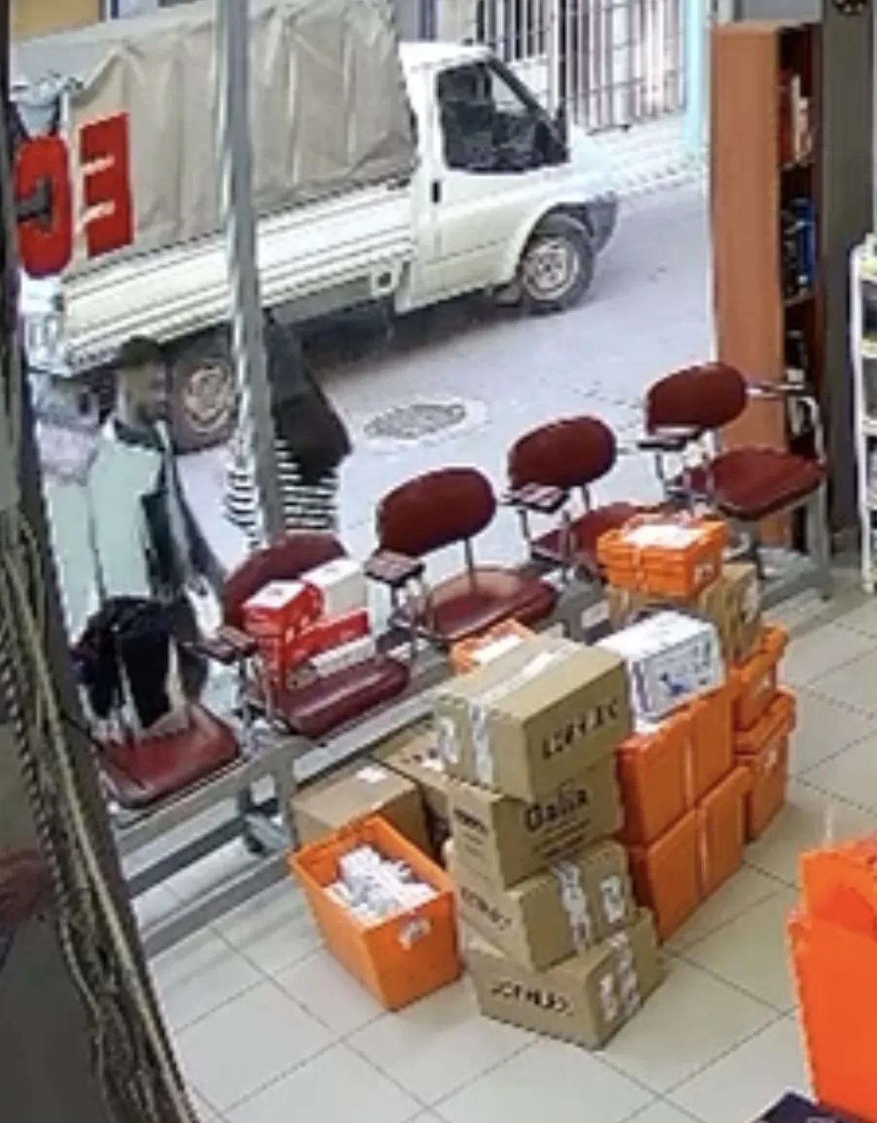 Sokak ortasında genç kızın üzerine çullandı! Zorla kıyafetlerini çıkarmaya çalıştı: Dehşet anı kamerada