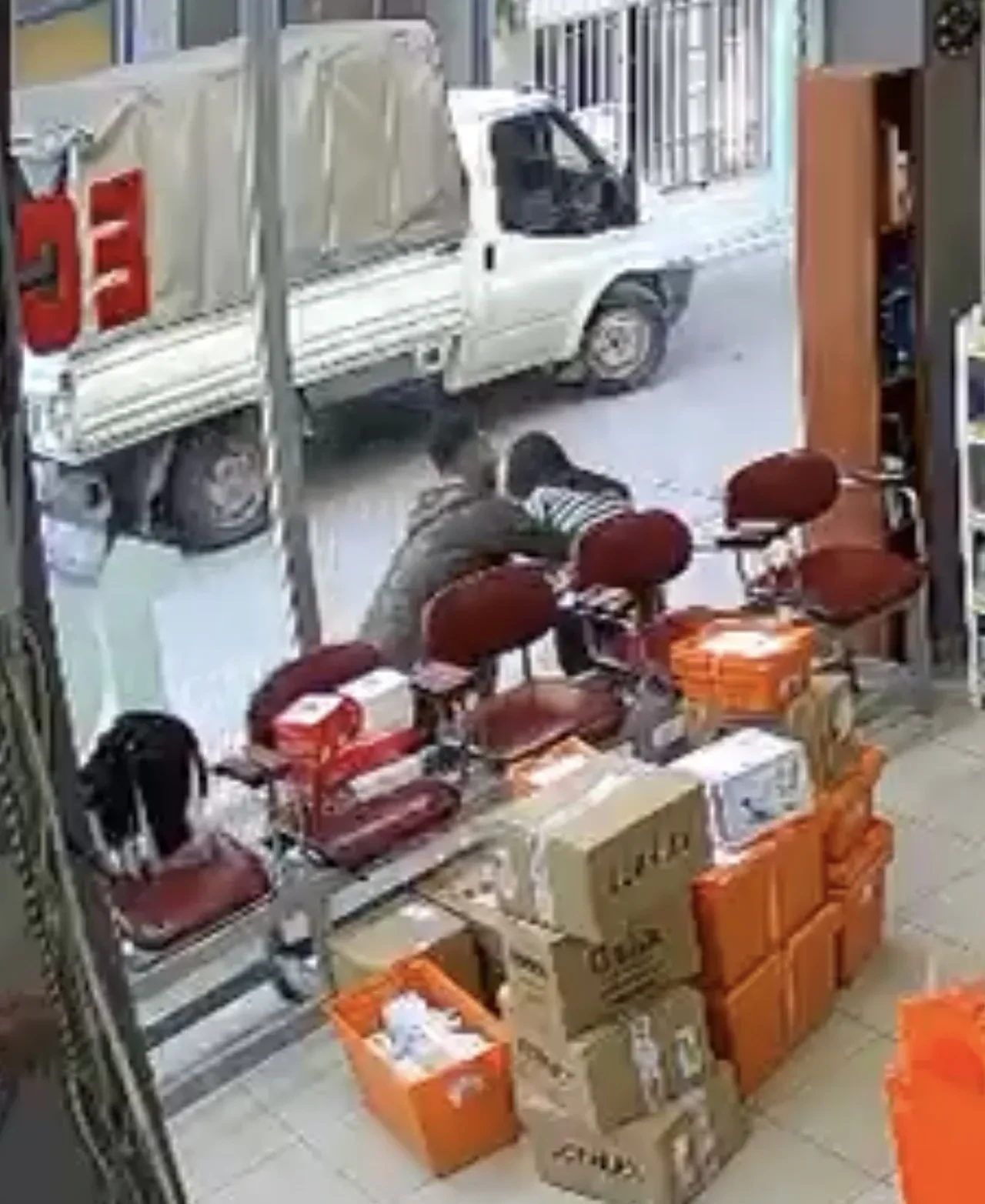 Sokak ortasında genç kızın üzerine çullandı! Zorla kıyafetlerini çıkarmaya çalıştı: Dehşet anı kamerada